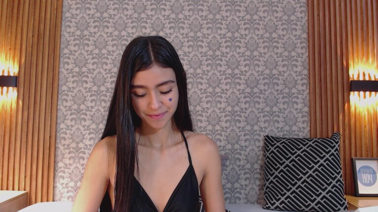 Charlotte_18's Streamate show and profile