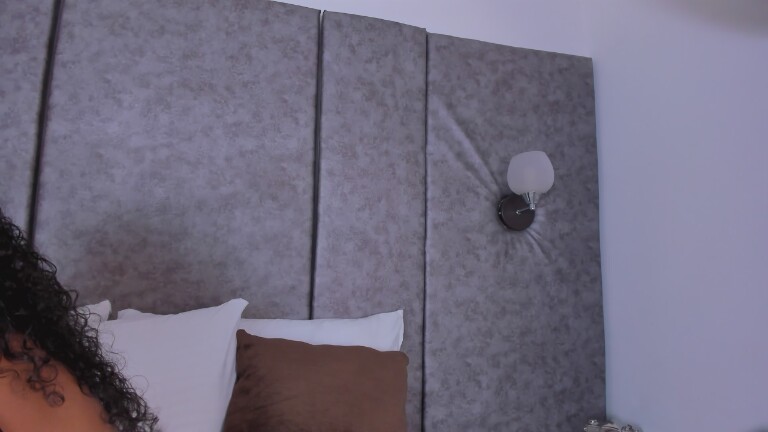 Tharaa24's Streamate show and profile