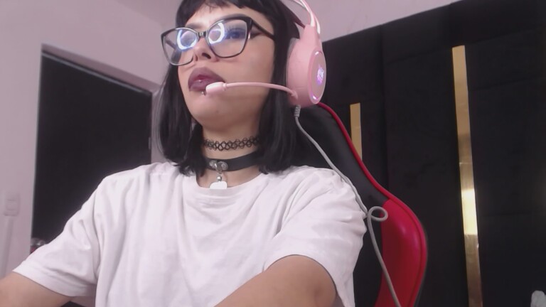 GeekyNyveth's Streamate show and profile