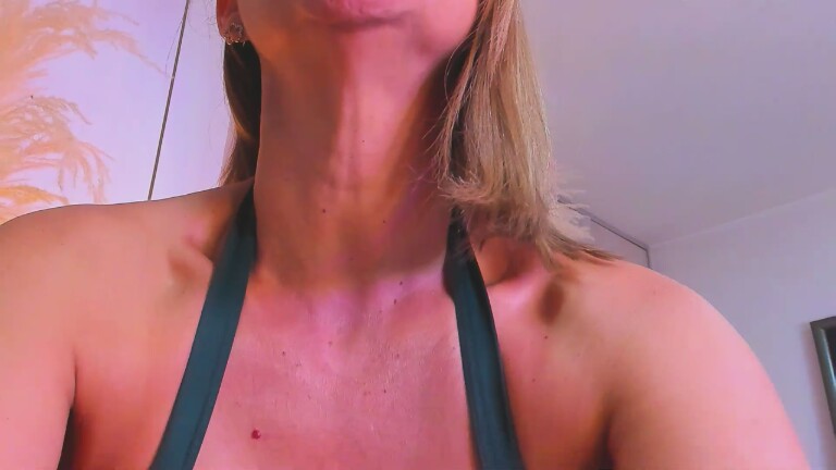 SaraDiesss's Streamate show and profile