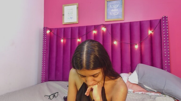 littleeemiily21's Streamate show and profile
