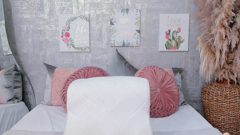 SaraBacker's Streamate show and profile