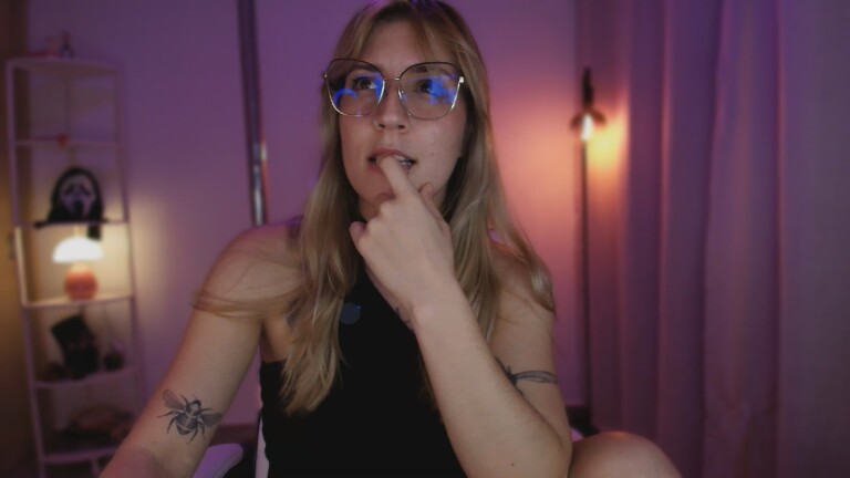 LindaSofiaa's Streamate show and profile