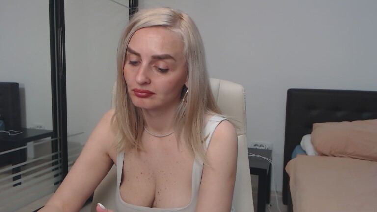 xMEDEEA's Streamate show and profile